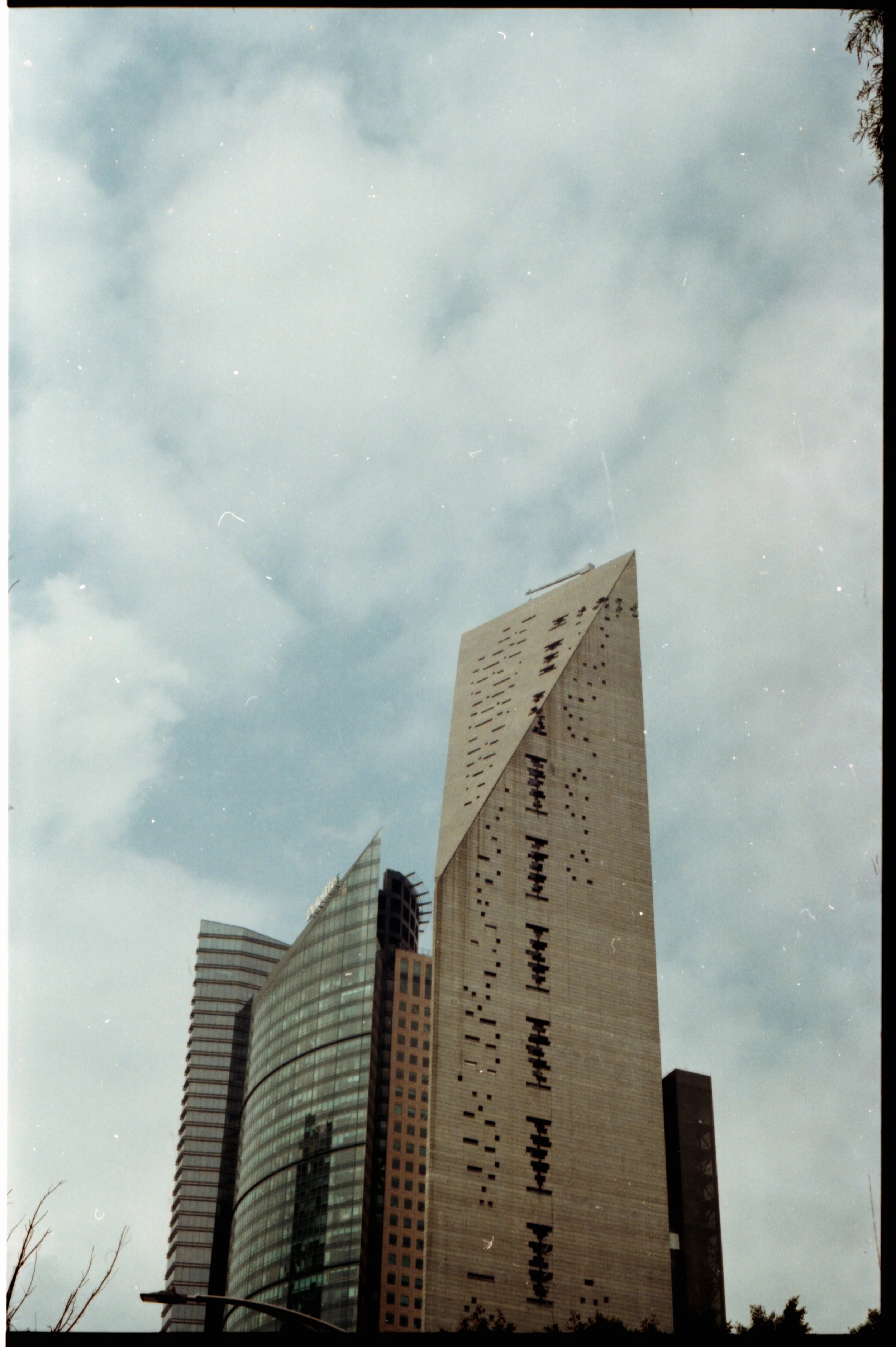 Edificio moderno de varias plantas y diseño angular en una ciudad con cielo nublado.