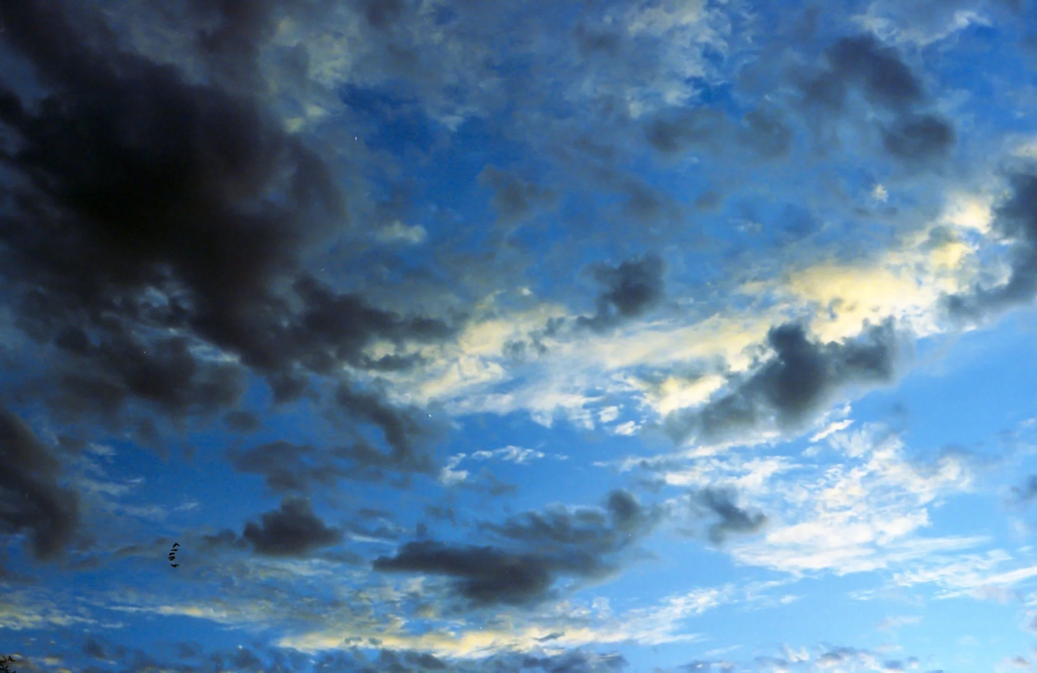 Cielo con nubes oscuras y despejadas, en la tarde o noche.