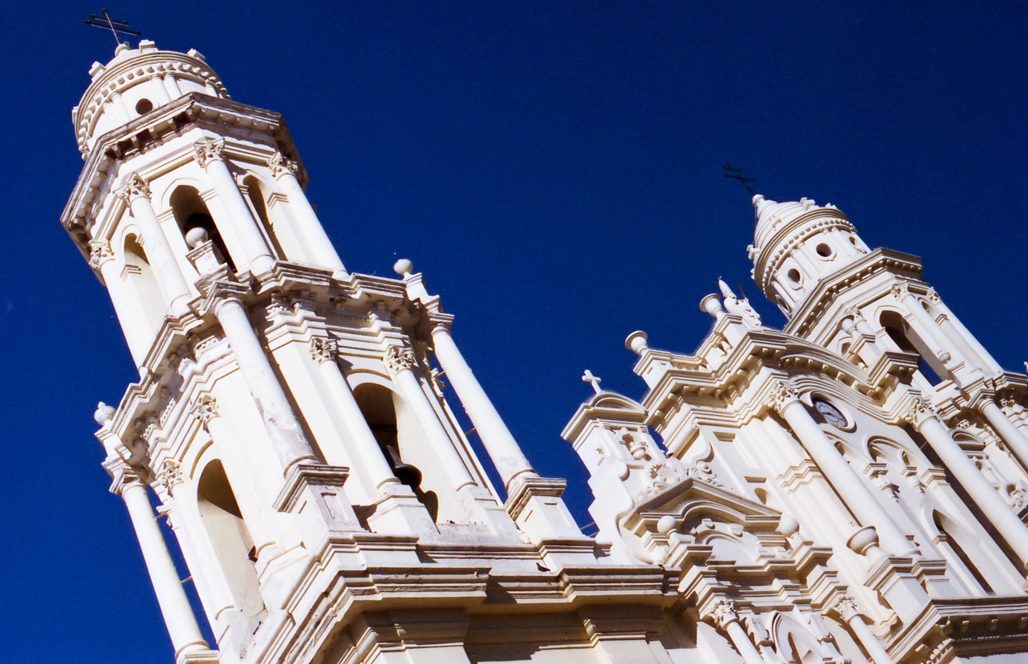 Vista de catedrales blancas con torres altas y un cielo azul claro.