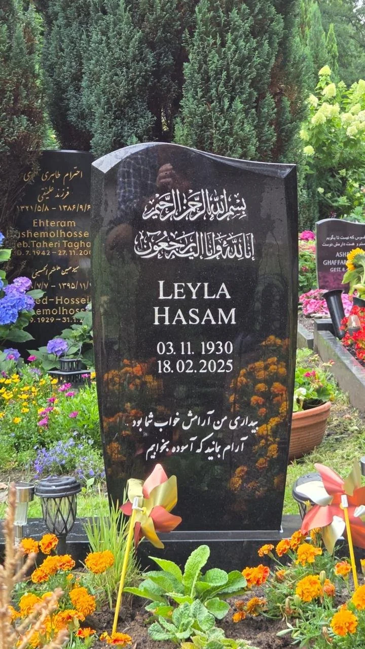 Schwarzer Grabstein auf einem Hamburger Friedhof.