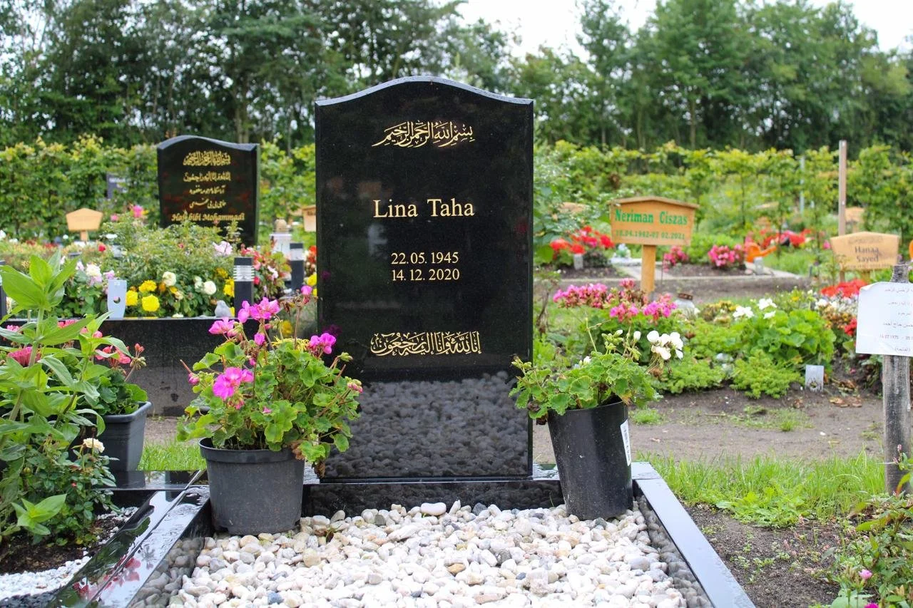 Grabstein in Indian Black mit goldener Inschrift auf einem Hamburger Friedhof.