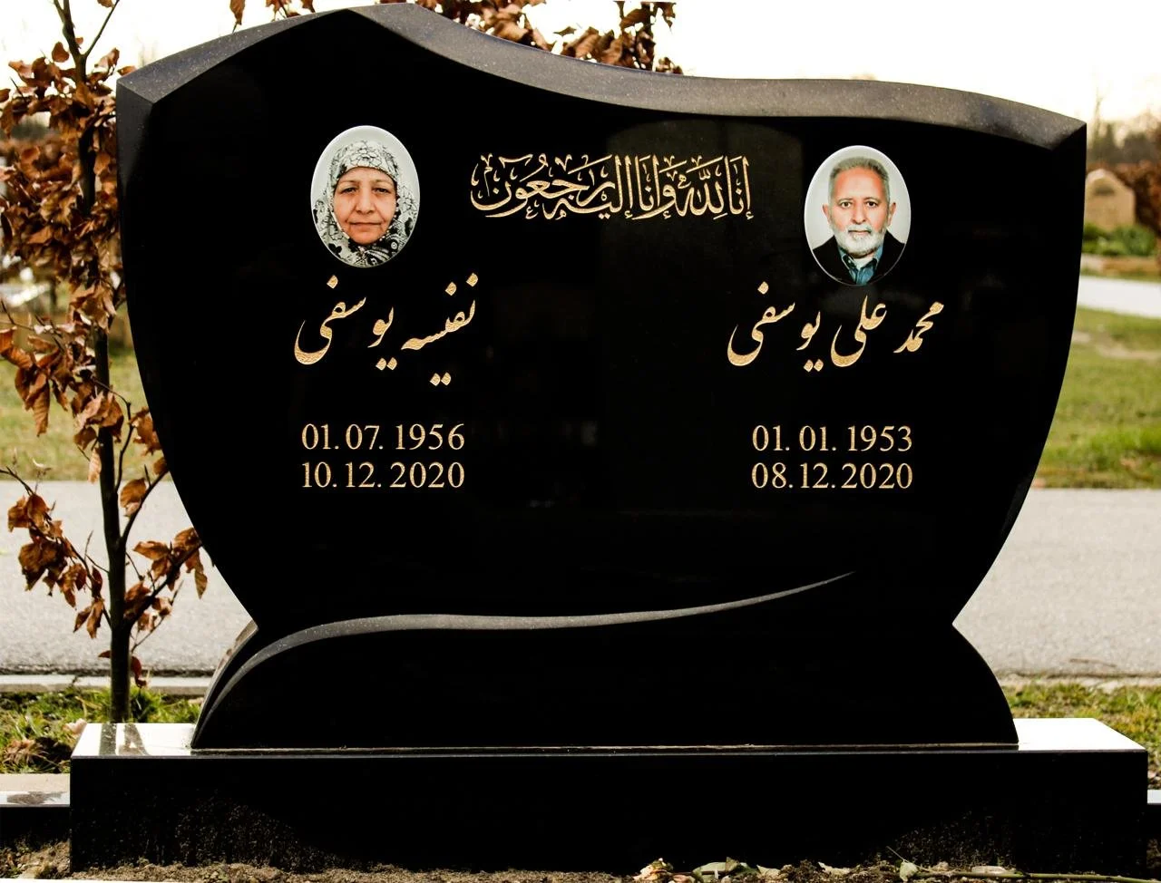 Grabstein in Indian Black für ein Doppelgrab.