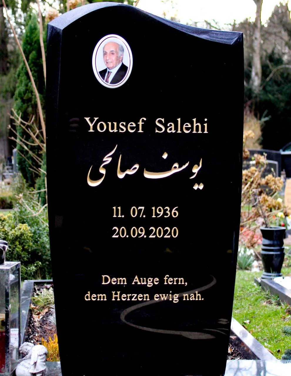 Grabstein in Indian Black mit Goldener Schrift und mit einem Porträtfoto.