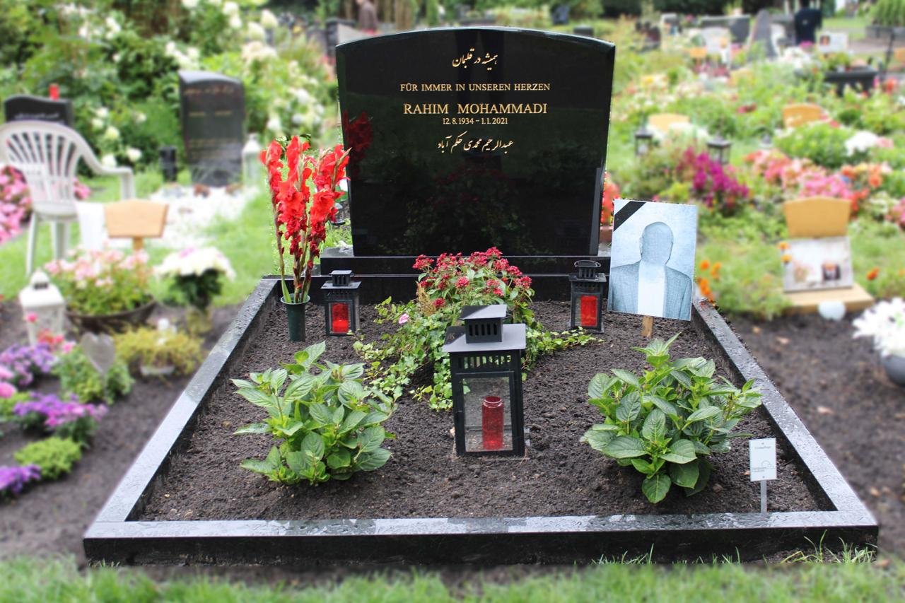 	
Grabstein in Indian Black auf dem Friedhof Öjendorf.