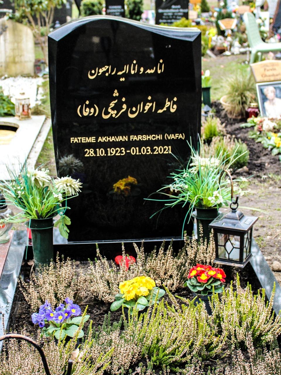 Grabstein in Indian Black auf einem Hamburger Friedhof.