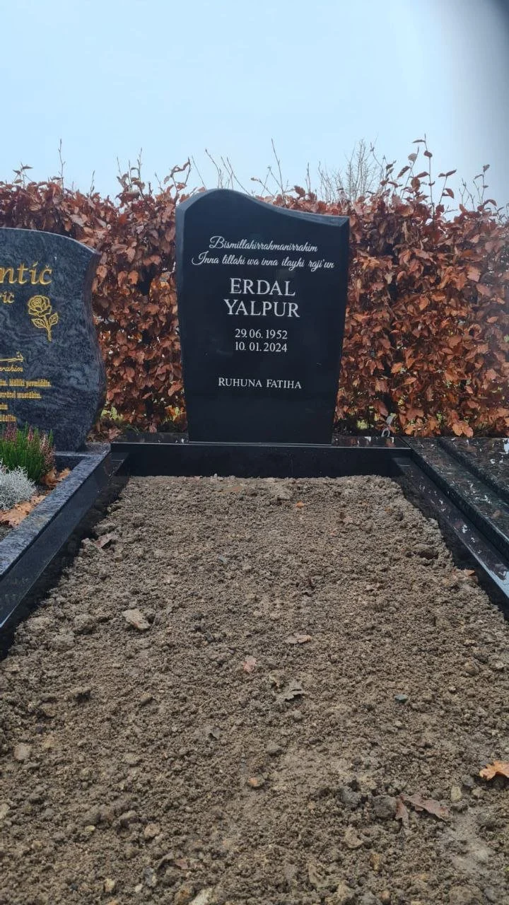 	
Grabstein in Indian Black auf dem Friedhof Öjendorf.