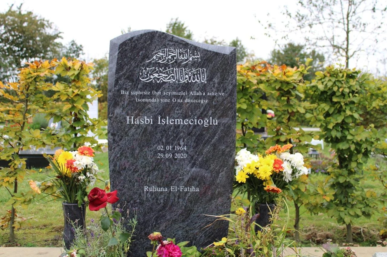 Kurviger Grabstein auf dem Friedhof Hamburg Öjendorf in Orion.