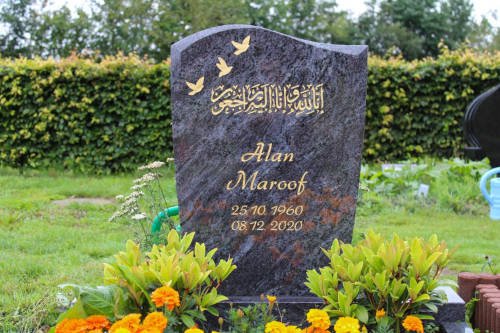 Grabstein auf dem Friedhof Hamburg Öjendorf in Orion mit Goldener Schrift.