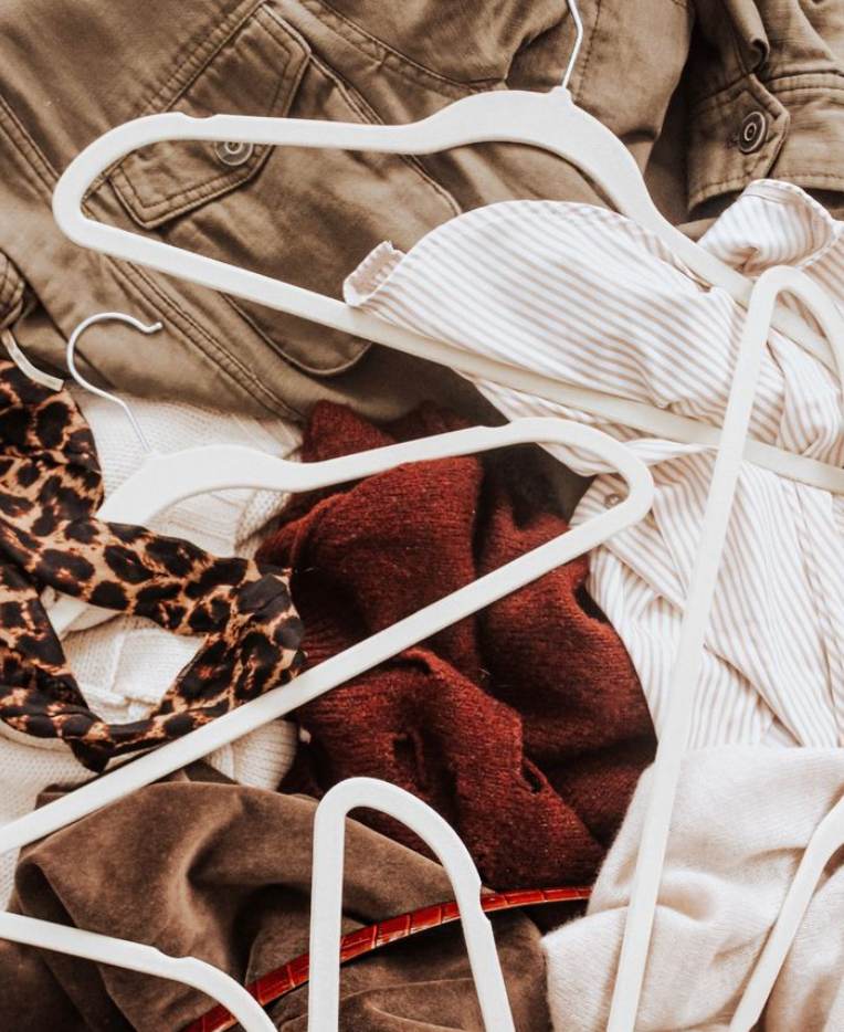 Por qué sentirte “mal vestida” casi nunca tiene que ver con la ropa