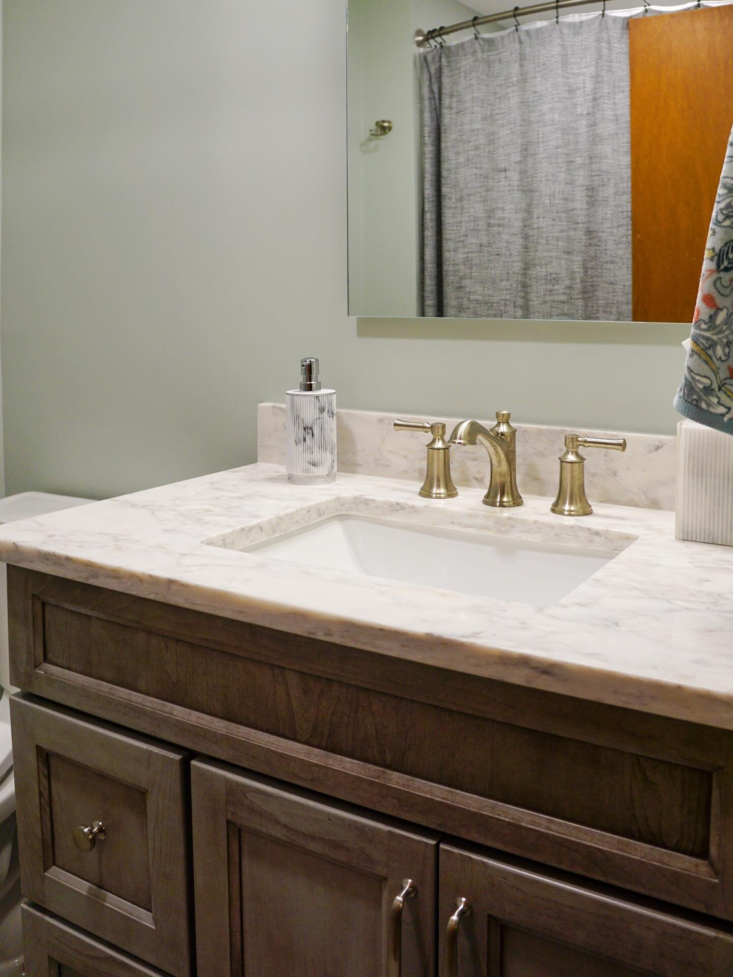 Not every remodel we work on is a big transformation. Some remodels are simply just upgrading vanities and fixtures like this bathroom upgrade in Derry, NH. Meghan from our Windham showroom chose @yorktownecabinetry and a beautiful Quartz countertop 