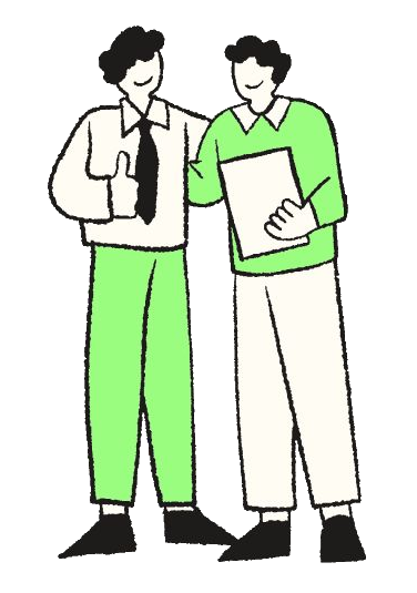 Zwei Menschen im Gespräch, einer hält ein Dokument, beide lächeln.