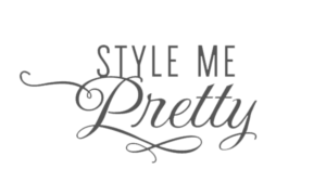Text: 'STYLE ME Pretty' in grauer Schrift auf schwarzem Hintergrund.
