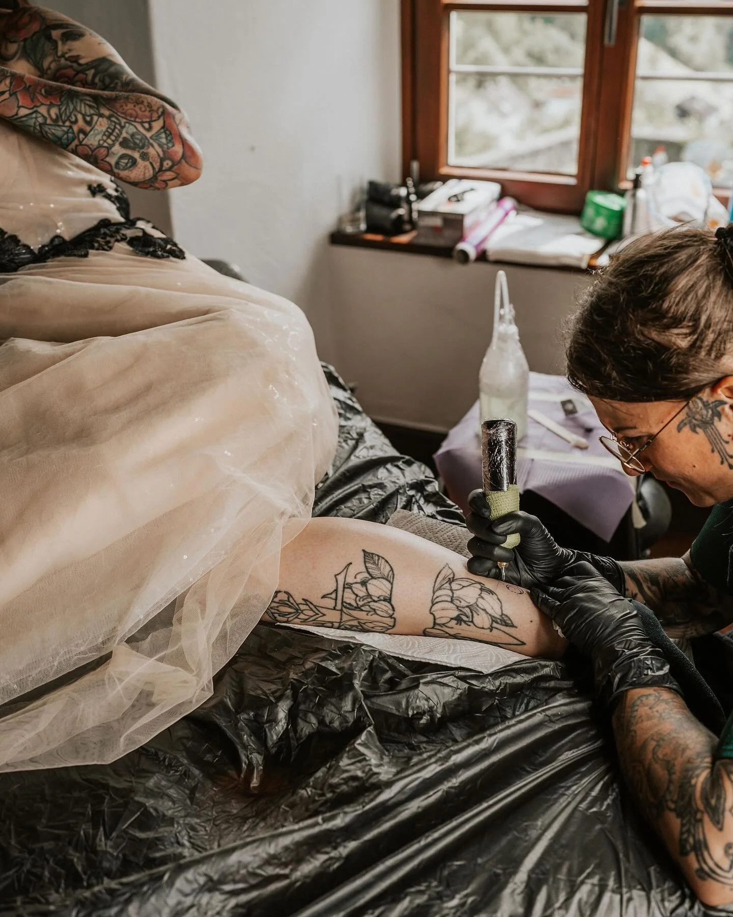 &bdquo;Und wenn sie nicht gestorben sind &hellip; dann haben sie sich t&auml;towieren lassen!&ldquo; 🤘🏽

Was macht eine M&auml;rchenhochzeit noch unvergesslicher? Ein Schloss? Eine Rose? Ein Kuss? Klar &ndash; ein gemeinsames Tattoo!

Nach der frei