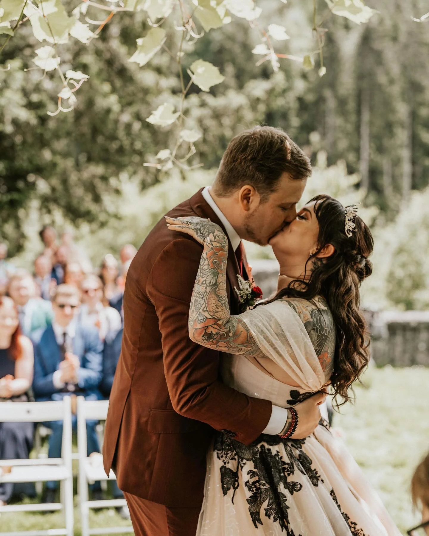 MAGIE ✨

&bdquo;Bevor das letzte Rosenblatt 🌹f&auml;llt&hellip; gaben Belle und ihr Prinz sich das JA Wort und den Kuss 💋 !&ldquo;

Bei der Hochzeit wurde auf jedes kleine Detail geachtet. Von der liebevoll gestalteten Tischdeko &uuml;ber funkelnde