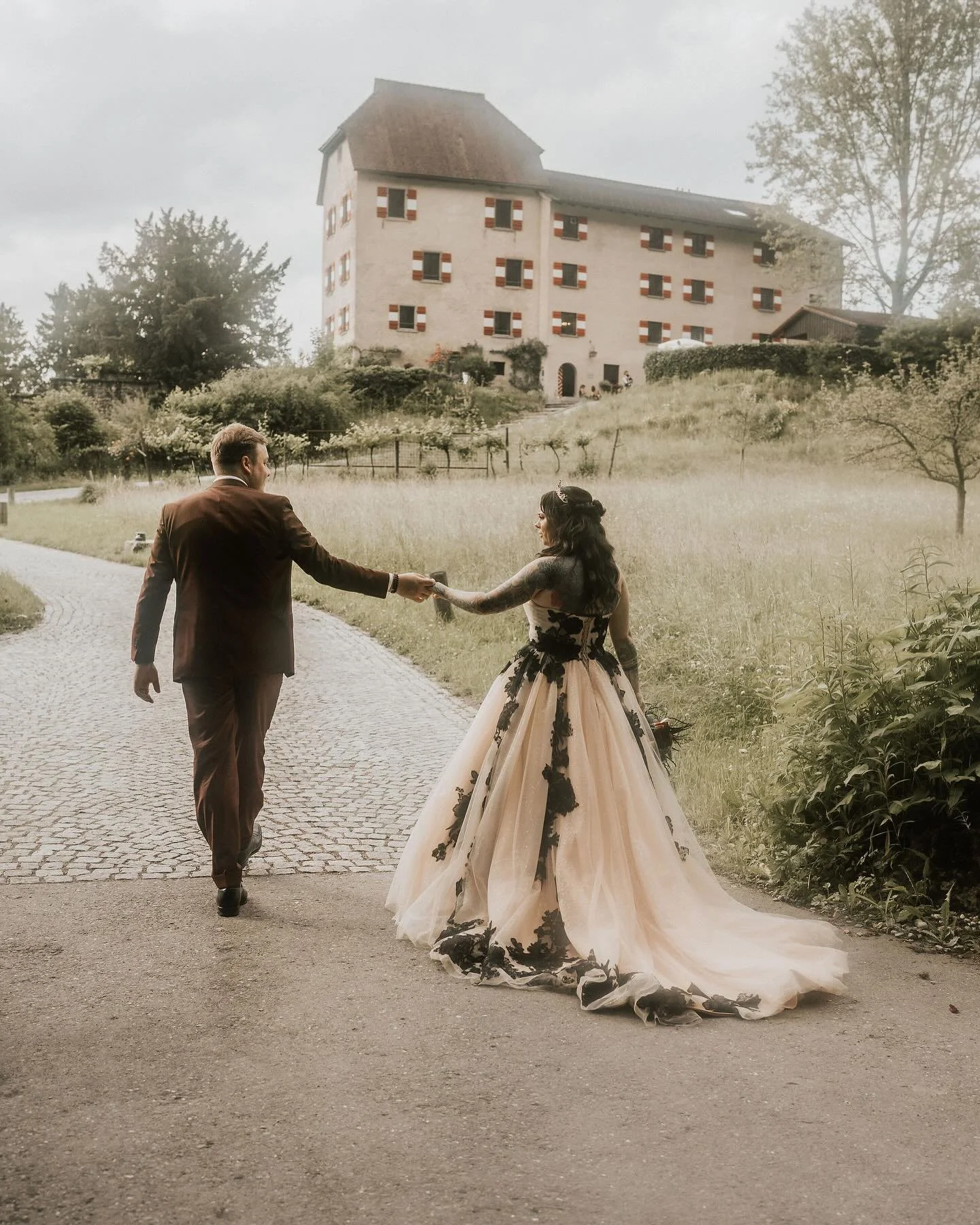 Es war einmal &hellip;

Die Geschichte von Belle und ihrem Prinzen. Und nein, es war kein Zufall, dass sie sich vor einem Schloss das Ja-Wort gaben, denn genau das war Belles Lieblingsfilm und ihr Kindheitstraum &hellip; ✨🏰

Aber was w&auml;re ein M