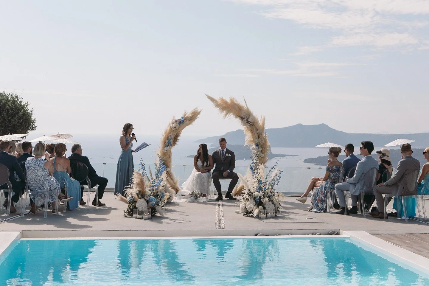 Manche Orte f&uuml;hlen sich an, als w&auml;ren sie nur f&uuml;r die Liebe gemacht. Santorini ist definitiv einer davon &ndash; und ich hatte das gro&szlig;e Gl&uuml;ck, genau hier die freie Trauung von W &amp; R zu begleiten.

Nein, nicht heute &nda