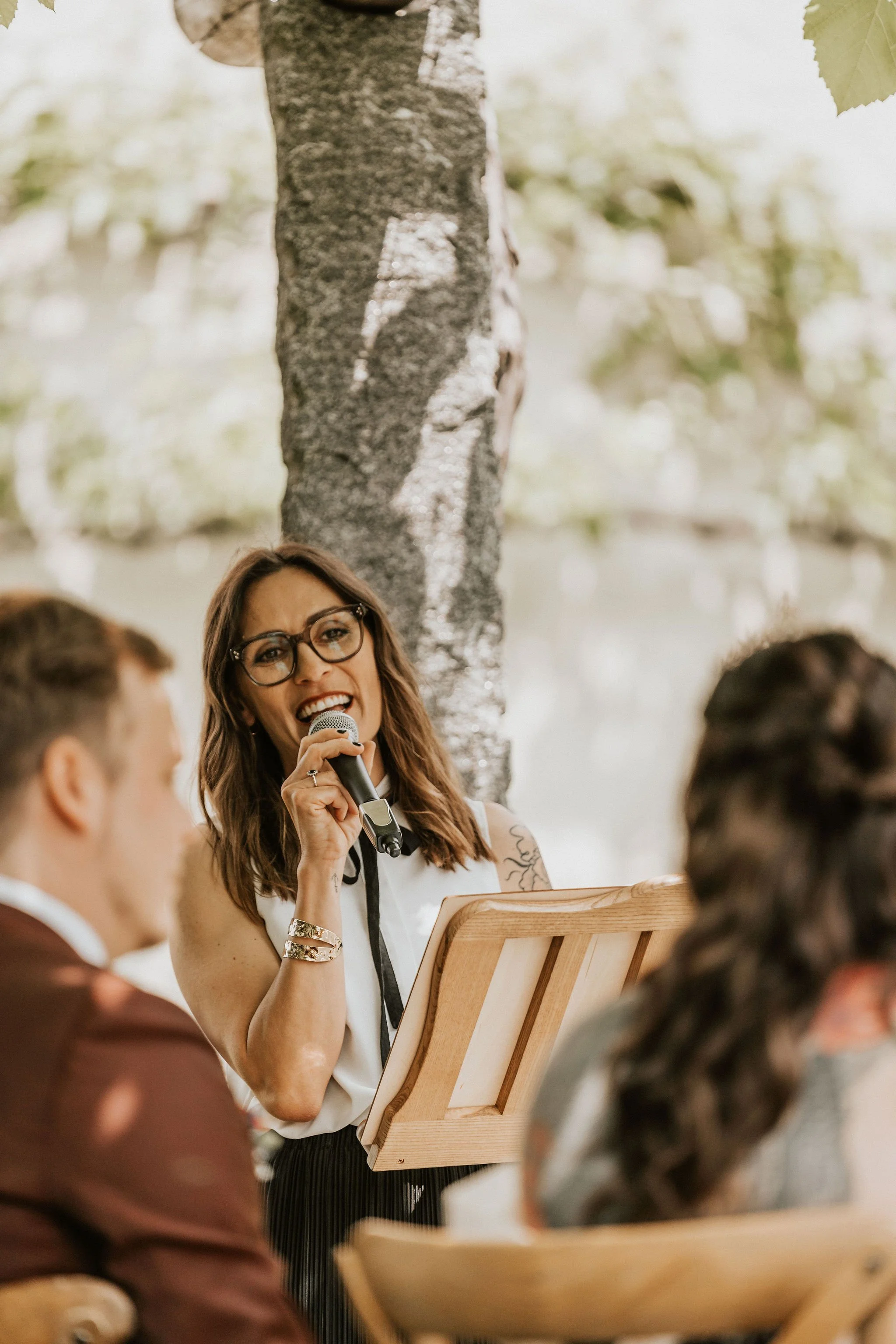 Emotionale Worte von Traurednerin Patricia Wagner während einer Hochzeitszeremonie in Vorarlberg