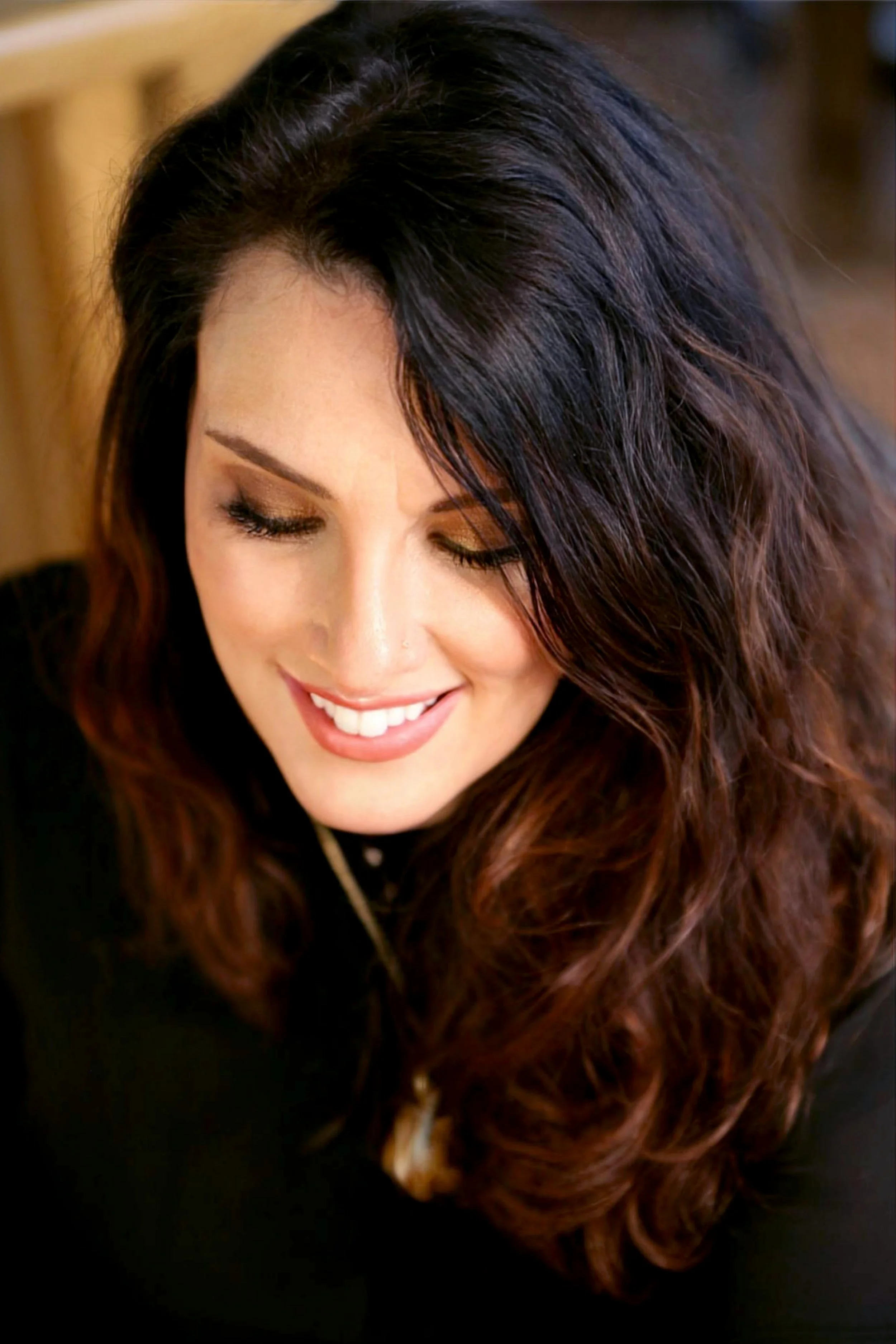Adrienne Durst Montreal psychotherapist smiling warmly inviting women to book a consultation