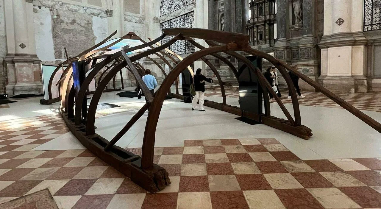 8760486_05121637_mostra_oceano_ex_chiesa_san_lorenzo_nadia_huggins_tessa_mars.jpg