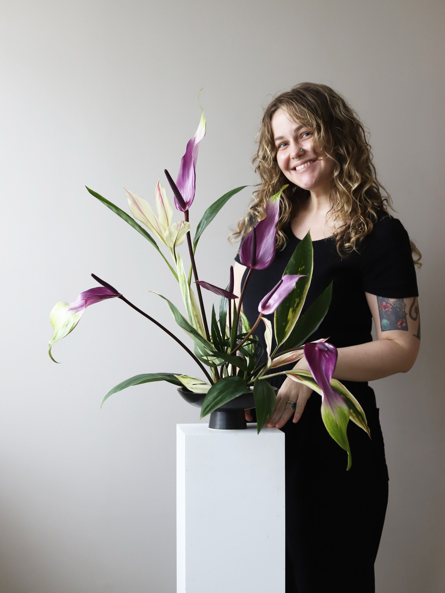 Exercise 1 with @gracejolie_kr 🩵 How insane are these anthuriums?!

#floralcomposition #contemporaryflowers #austinflorist #atxflorist #austinweddingflorist