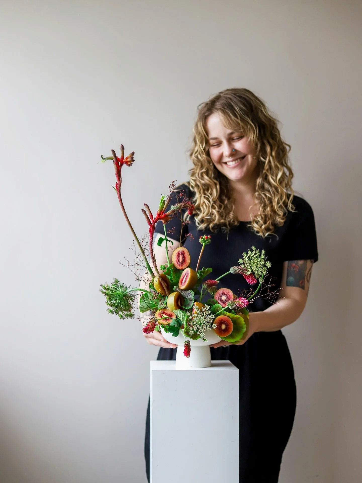 Red kiwis?! I&rsquo;m in love. Exercise 2 with @gracejolie_kr 🩵 

#floralcomposition #contemporaryflowers #austinflorist #atxflorist #austinweddingflorist