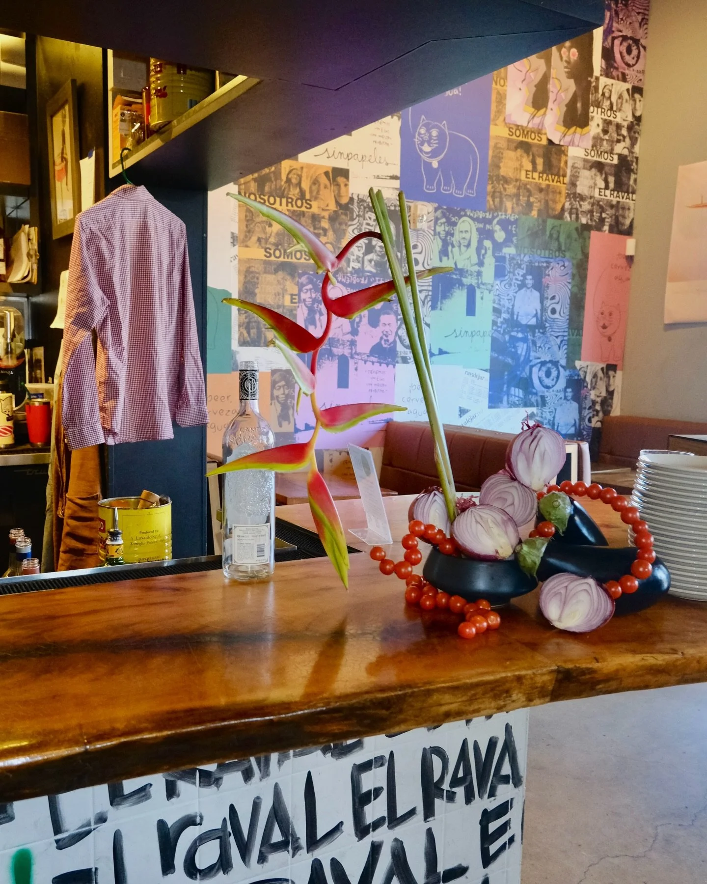 Veggie-forward wedding reception at @elravaltx 🩵

#floralcomposition #contemporaryflowers #austinflorist #atxflorist #austinweddingflorist