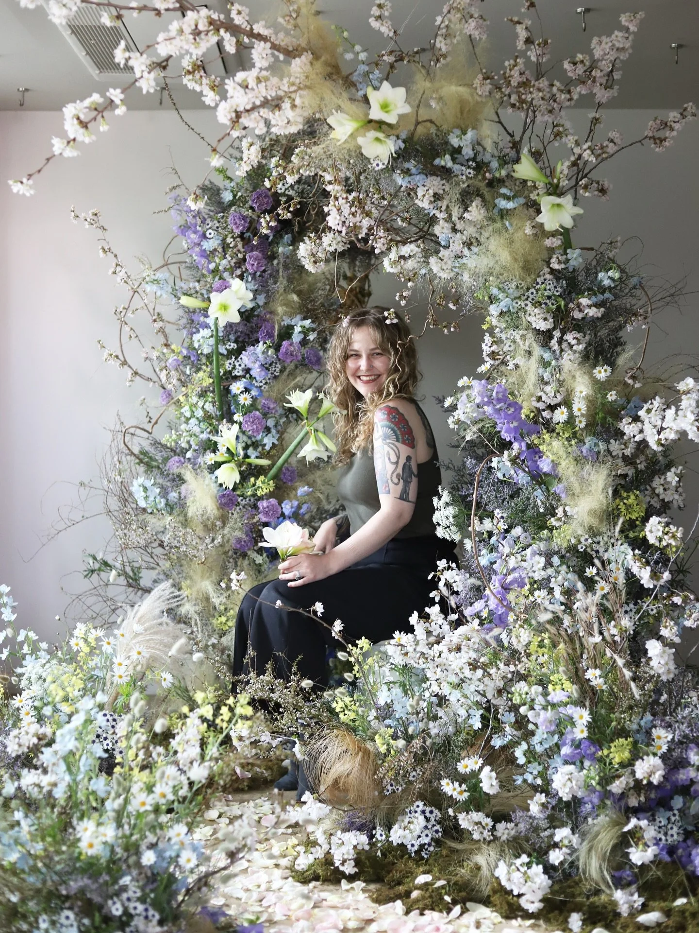 Install exercise with @gracejolie_kr and these amazing women from all over 🩵 Travel and floral both feed me big time. A chance to combine them in Seoul (during cherry blossom season!!) felt like a once-in-a-lifetime opportunity. Highly recommend you