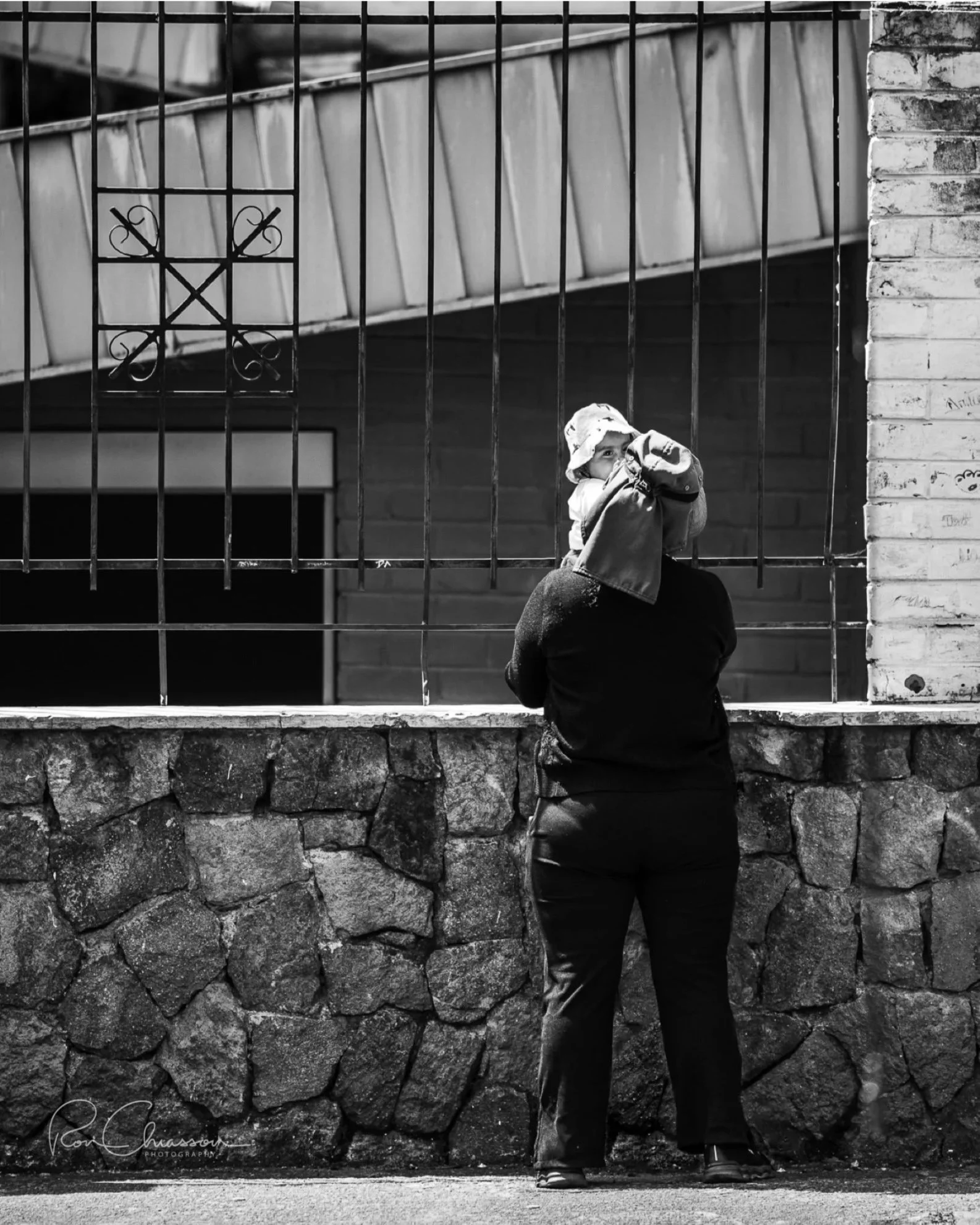 A lady holds her grandchild in a neighbourhood in North Quito. ©Ron Chiasson Photography @rsonphoto.