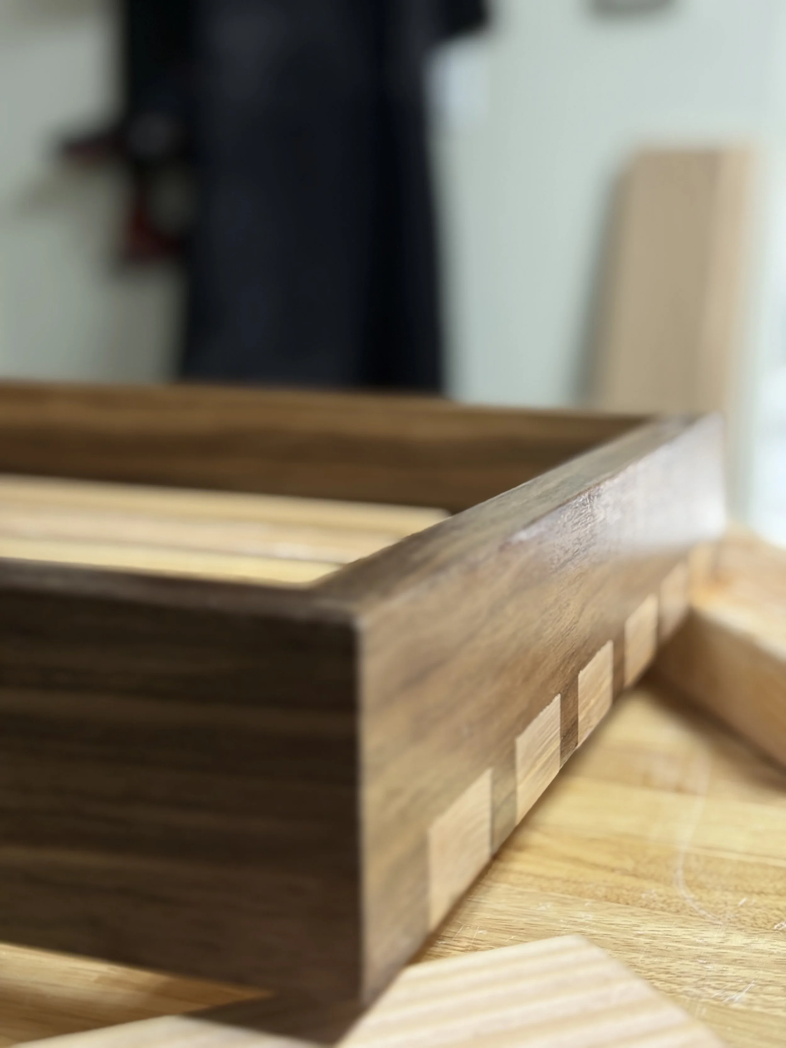 Finished tray (Walnut / Maple / Polyurethane)