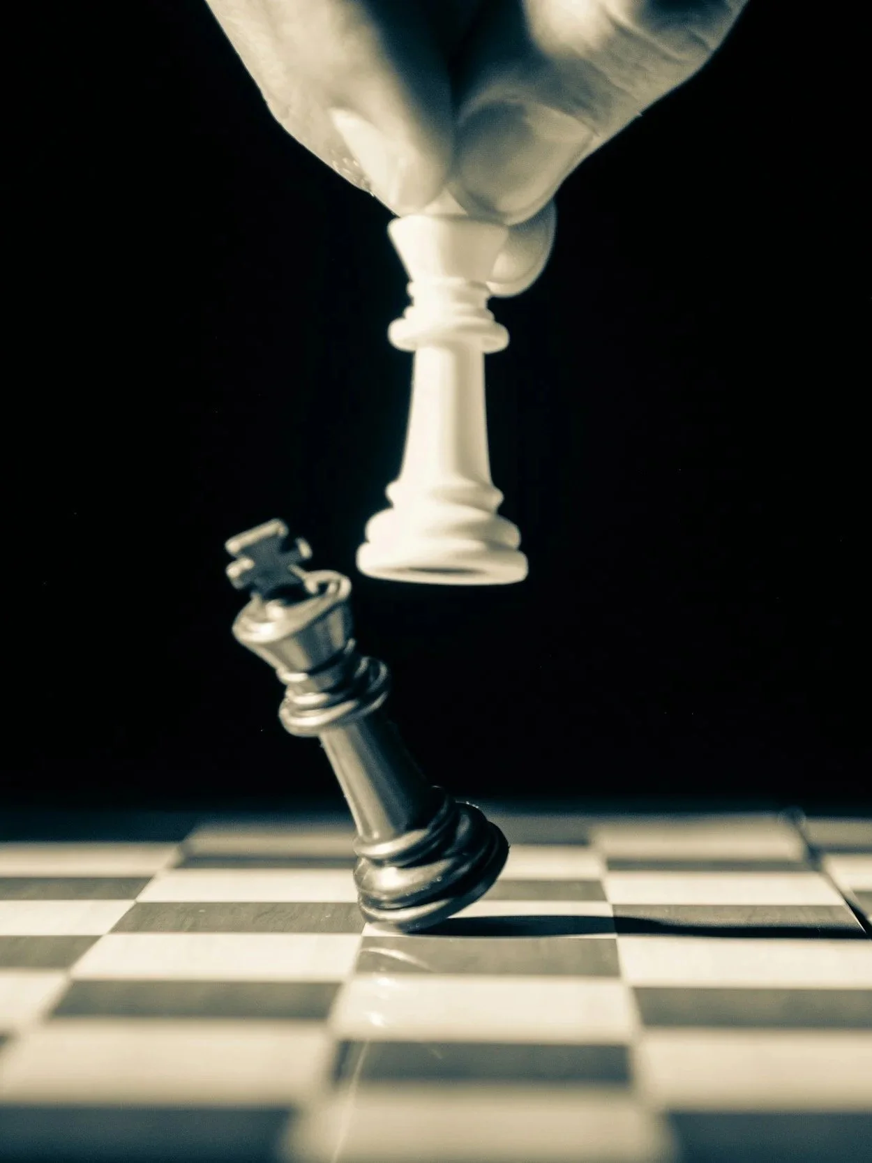 Schachfiguren auf einem Schachbrett