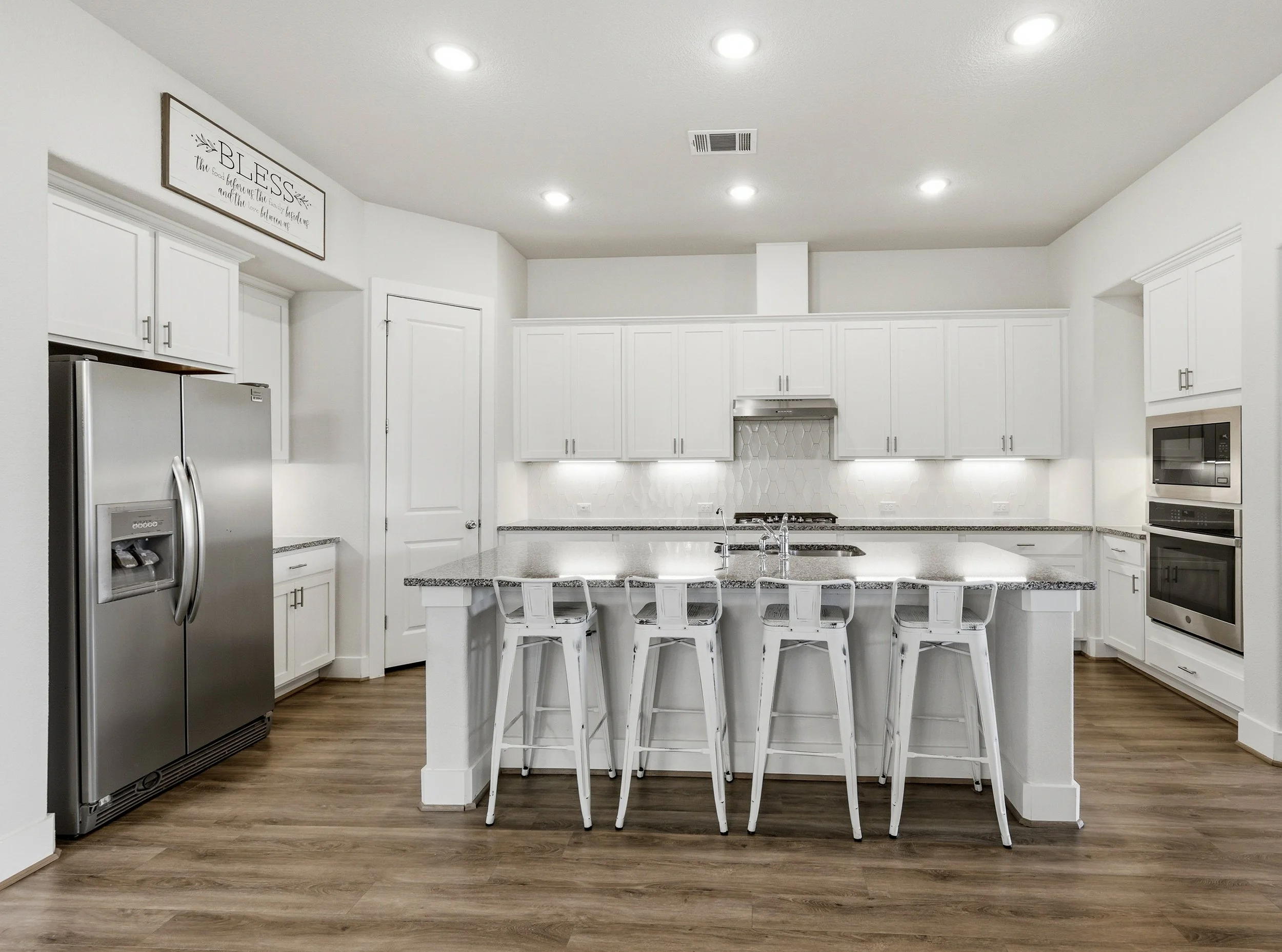 Kitchen-Bright & Inviting