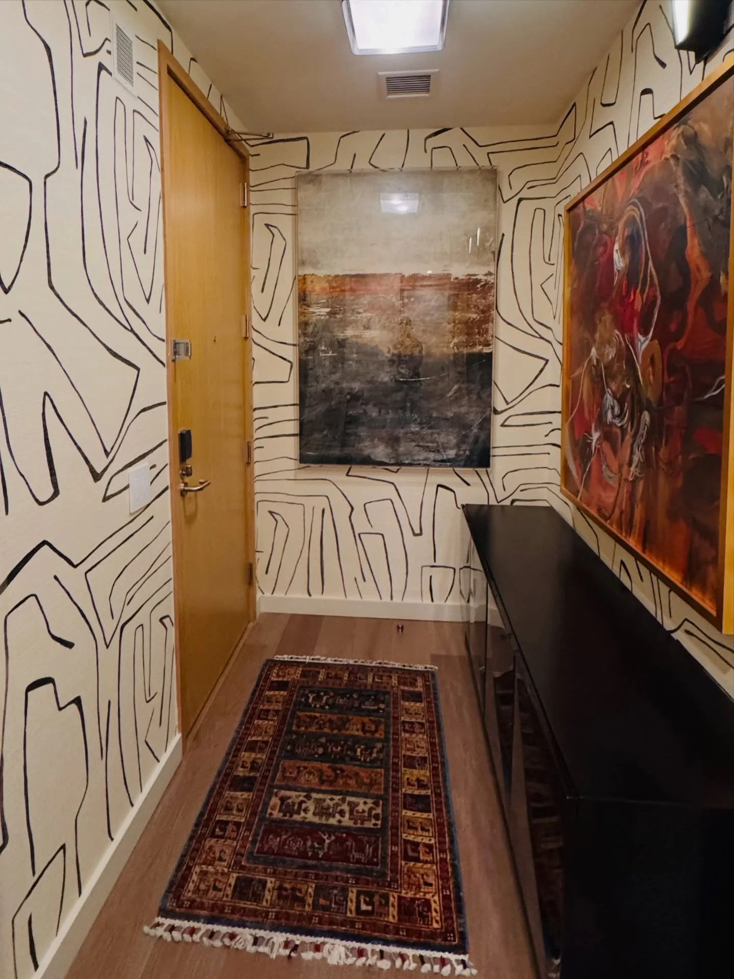 There&rsquo;s wallpaper and then there is @kellywearstler &ldquo;Graffito&rdquo; 🤍 
One of all our all-time favorite prints to hang for over a decade now. Installed in an entryway for a lovely client&rsquo;s condo at @austinproperhotel in downtown A