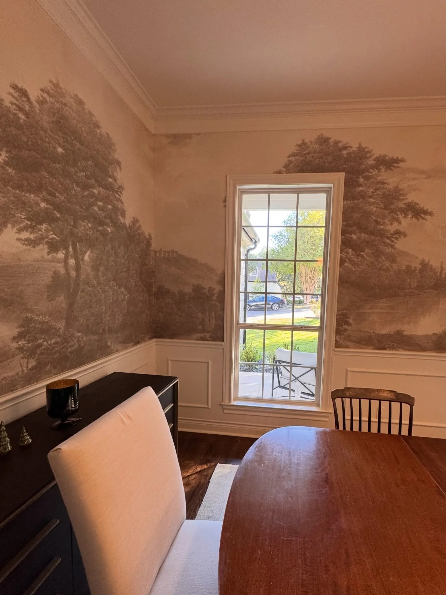 This dining room features the beautifully refined mural called &ldquo;Vista&rdquo; in Serene by @phillipjeffriesltd , printed on linen. The soft landscape composition paired with the natural texture creates incredible depth while maintaining a calm, 