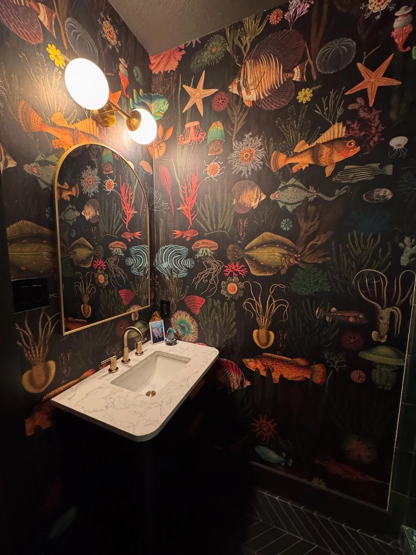 Totally in love with this install &amp; #wallpaper in a powder room ~ @mindtgap &ldquo;Oceania&rdquo; 🐟🐠🐡🔥

#wallcovering #austindesign #interiordesign #hicountrypaperworks #love #makeyourhouseahome #style #design #homeinterior #bestwallpapers #w