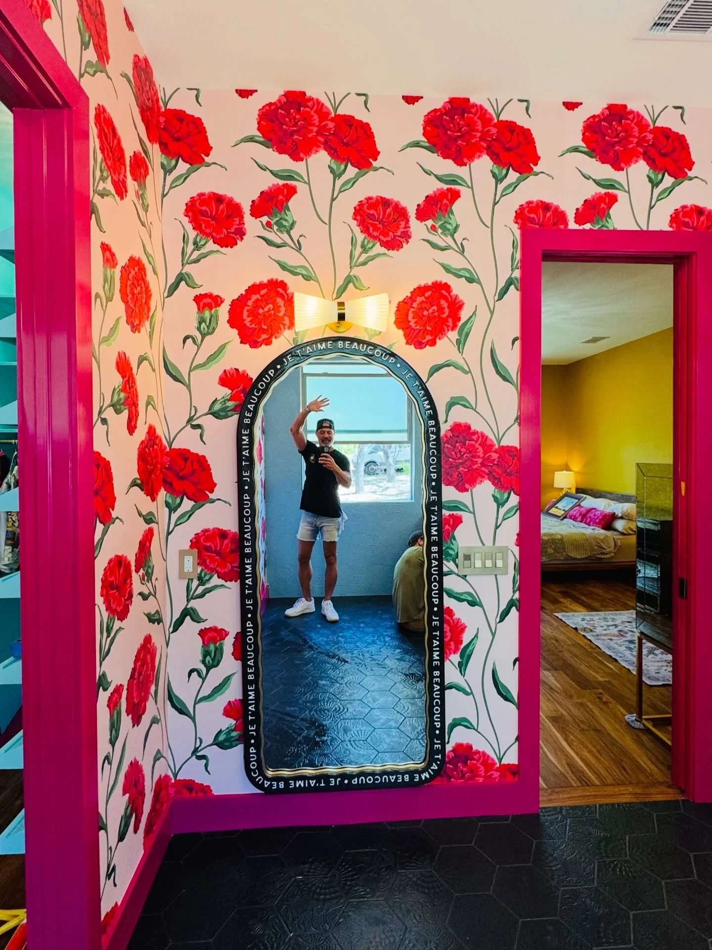 🩷 We absolutely love it when our clients aren&rsquo;t shy about color! And this now vibrant bathroom pops hard with this @sarahjessicaparker #wallpaper 

Sarah Jessica and her interior designer and decorator, @erichughesdesign - partnership with @wa