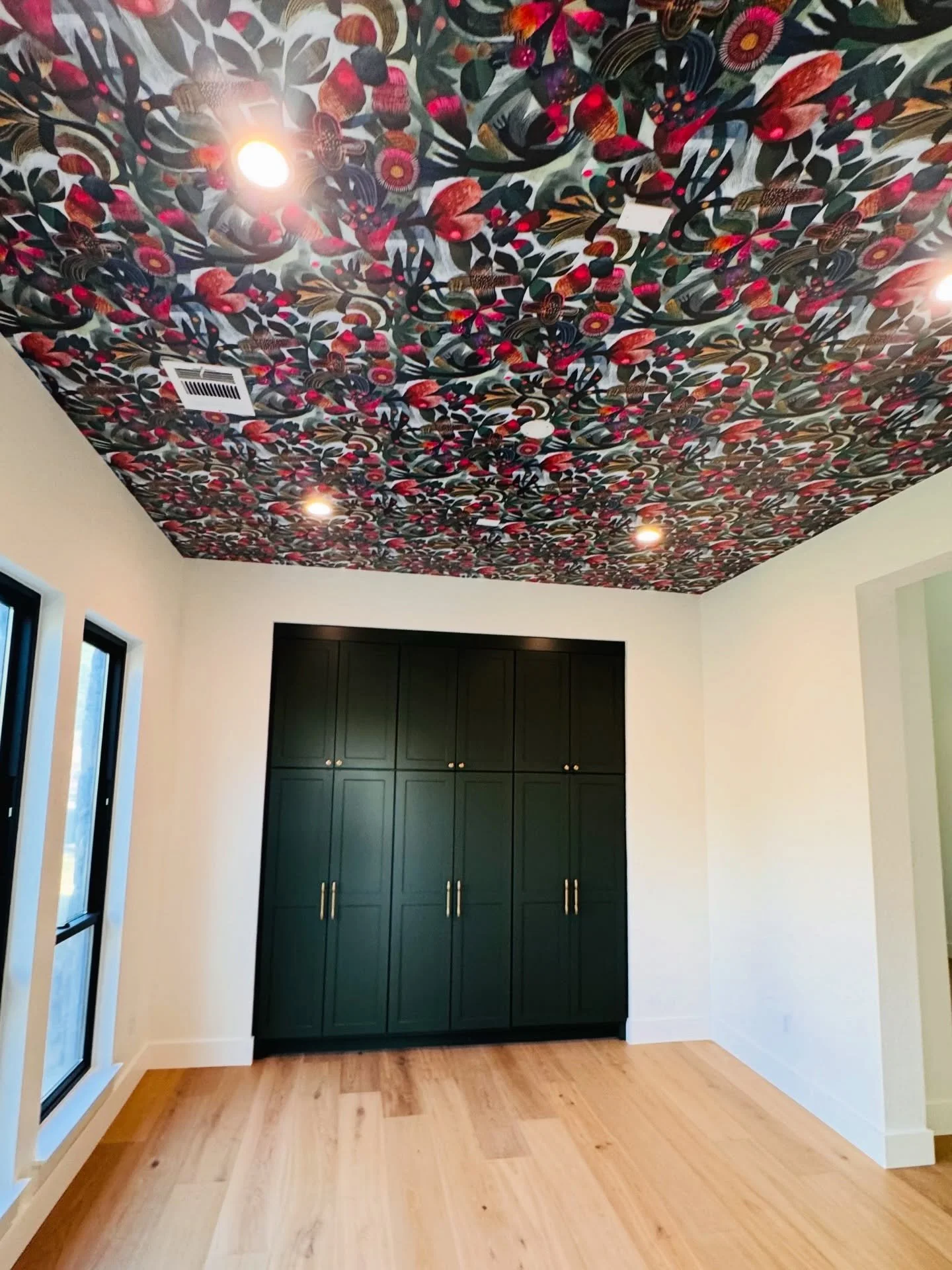 Don&rsquo;t forget the fifth wall! 💗

This Robin Sprong &ldquo;Dolche&rdquo; wallpaper  install turns a great room into a statement.

Luxury is in the details&mdash;and this one speaks boldly!

#wallcovering #interiordesign #luxuryhomes #wallpaperin