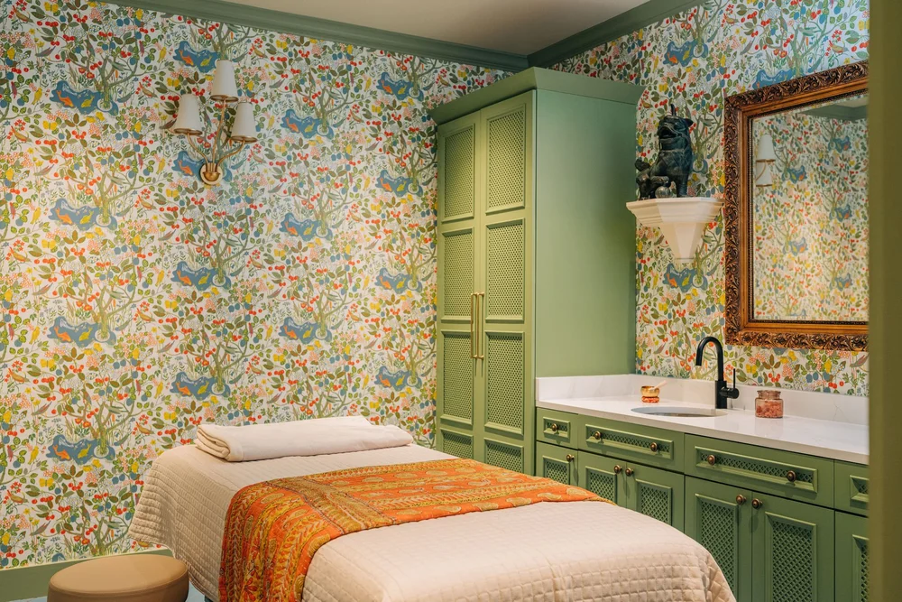 Grasscloth wallcovering with seams aligned invisibly