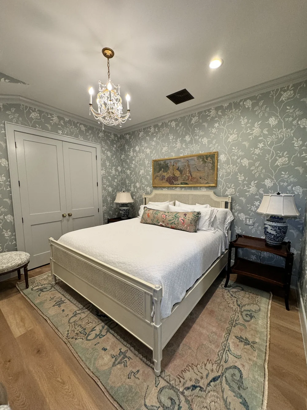 Traditional blue wallpaper in a bedroom
