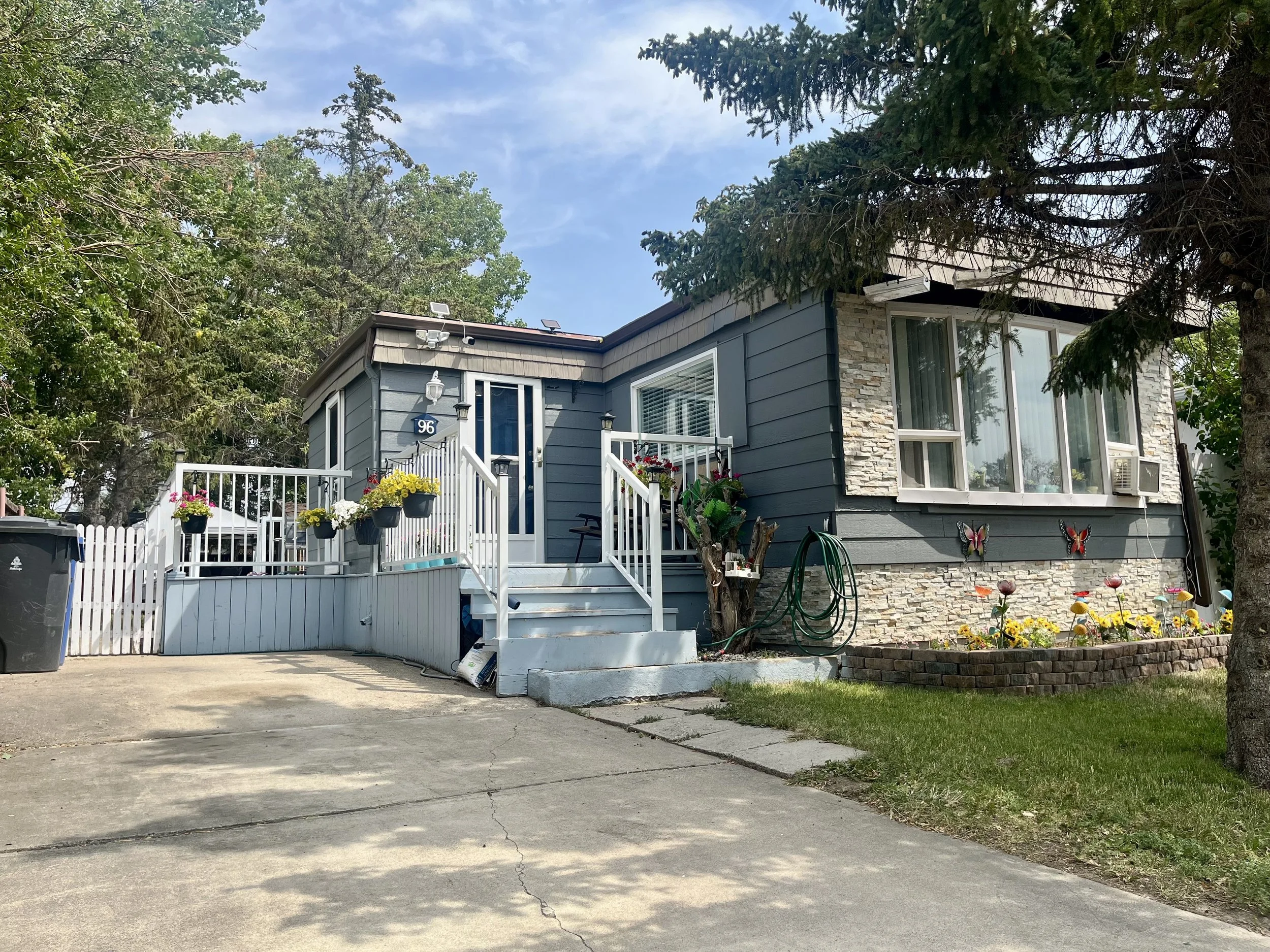 SOLD
96 Dalhousie Court West
Lethbridge, AB
Detached Home
3 Bedrooms
NO lot fees!
Within walking distance to the University of Lethbridge

MLS® Number: A2154769