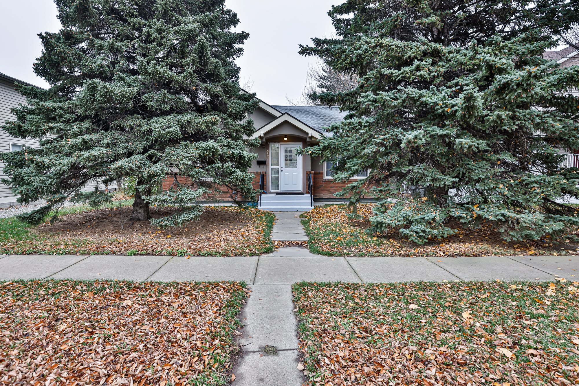 SOLD
521 11 Street South
Lethbridge, AB
Detached Home
3 Bedrooms
New Laminate Flooring and Paint Throughout
Single Attached Garage
Tons of Parking! Room for RV parking as well

MLS® Number: A2089523 