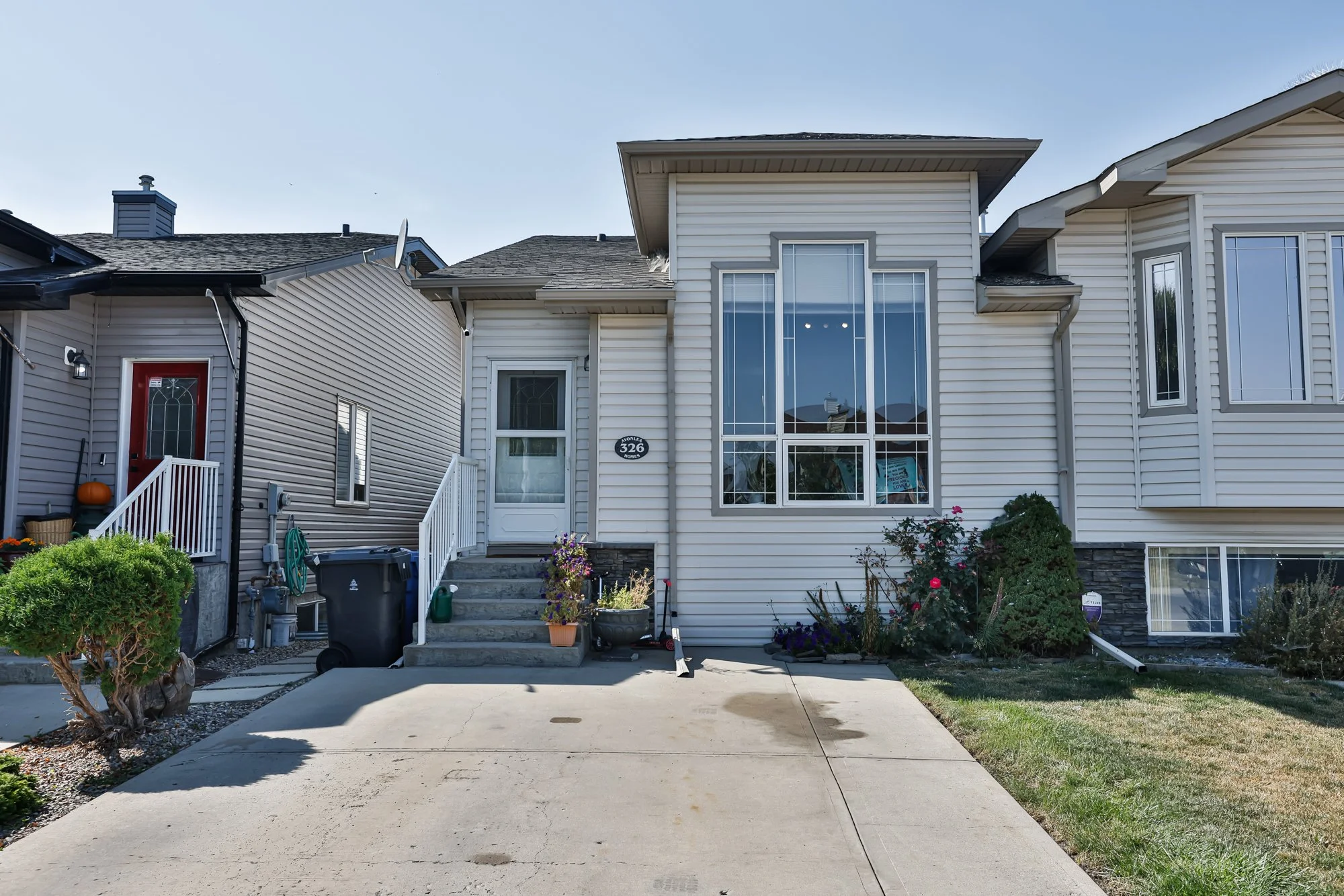 
FOR SALE

326 Lynx Cres North
Lethbridge, AB
4 Level Split
2 Bedrooms
1 Bathroom
4th level, basement could have 1 more bathroom and bedroom developed.
A/C, fully landscaped

NO CONDO FEES

MLS® Number: A2256070

