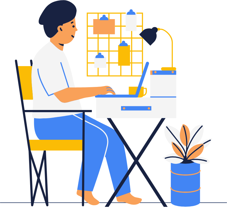 Eine Person sitzt an einem Tisch vor einem Laptop, mit einer Pinnwand mit verschiedenen Karten an der Wand im Hintergrund und einer Tischlampe, daneben eine Topfpflanze.