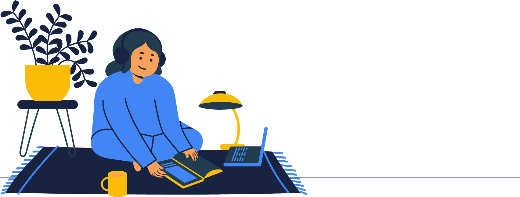 Eine Frau sitzt auf einem Teppich, liest ein Buch, trägt Kopfhörer und arbeitet an einem Laptop, im Hintergrund steht eine Pflanze in einer Topfpflanze. Eine Tasse steht neben ihr.