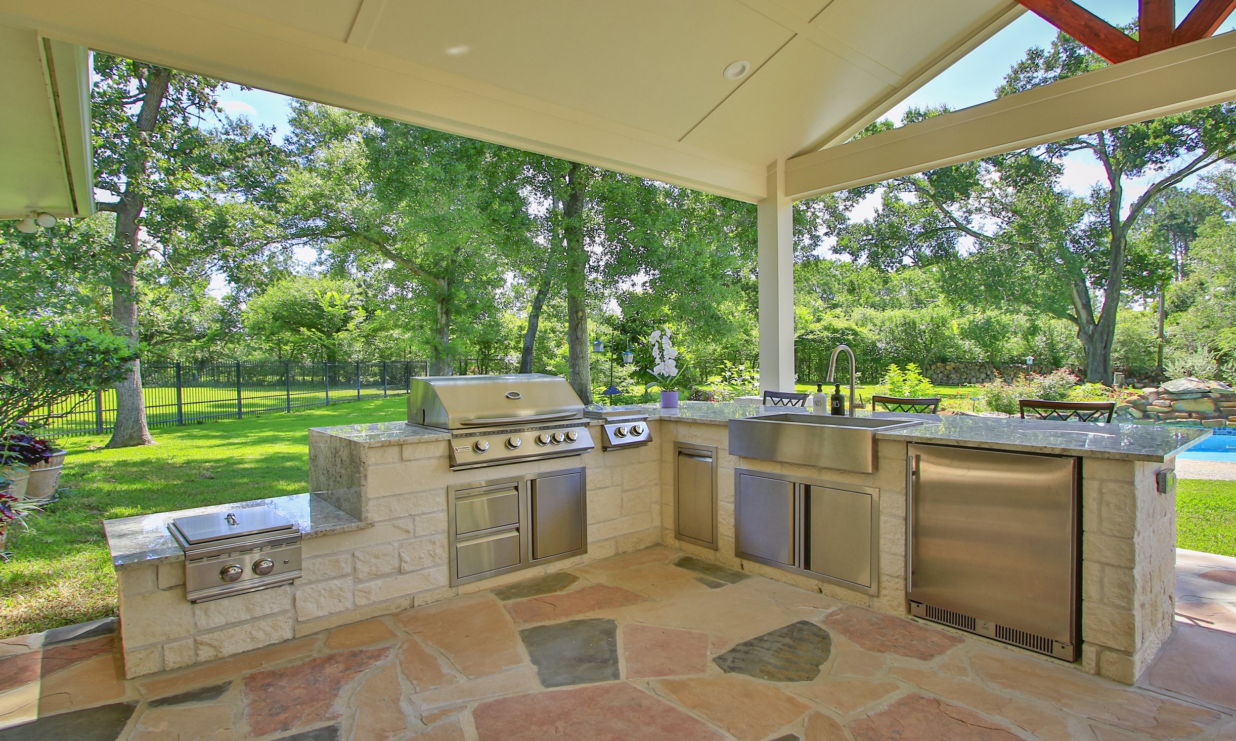 Why an Outdoor Kitchen Is the Perfect Addition to Your Outdoor Living Space