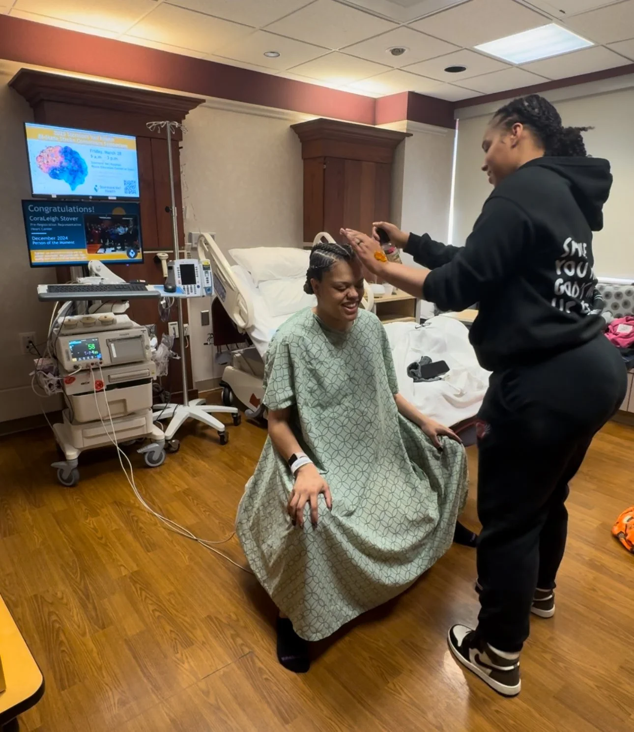 Doula Layleen braiding a mother's hair while in labor in Junction City Kansas