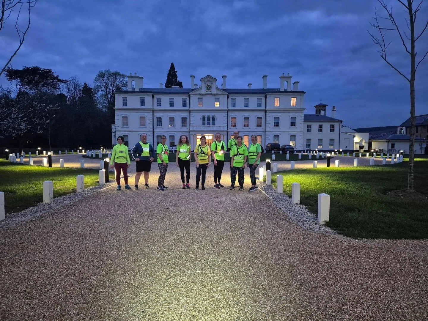 From dark starts to bright finishes 💡➡️🌅
The seasons are changing&hellip; and we&rsquo;re here for it.

Let&rsquo;s make the most of every mile 🙌
#RunClub #EveningMiles #SpringVibes