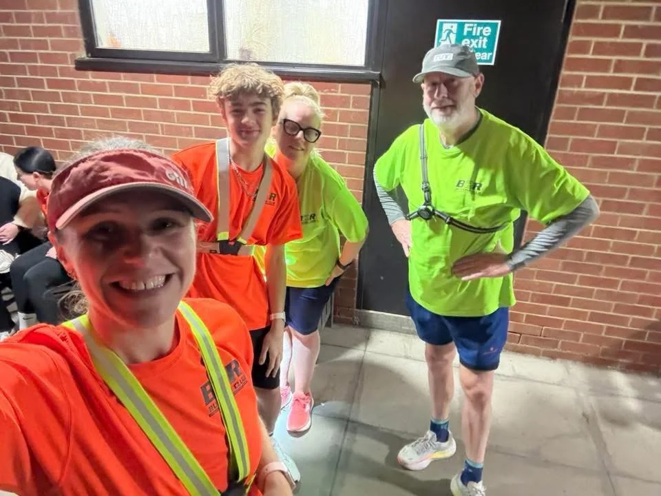 Proof we still show up when it&rsquo;s dark 💡💪
But not for long&hellip; lighter evenings are coming 🙌

Same crew, same vibes&mdash;just more daylight soon 🌅
#RunTogether #EveningRuns #StrongerTogether