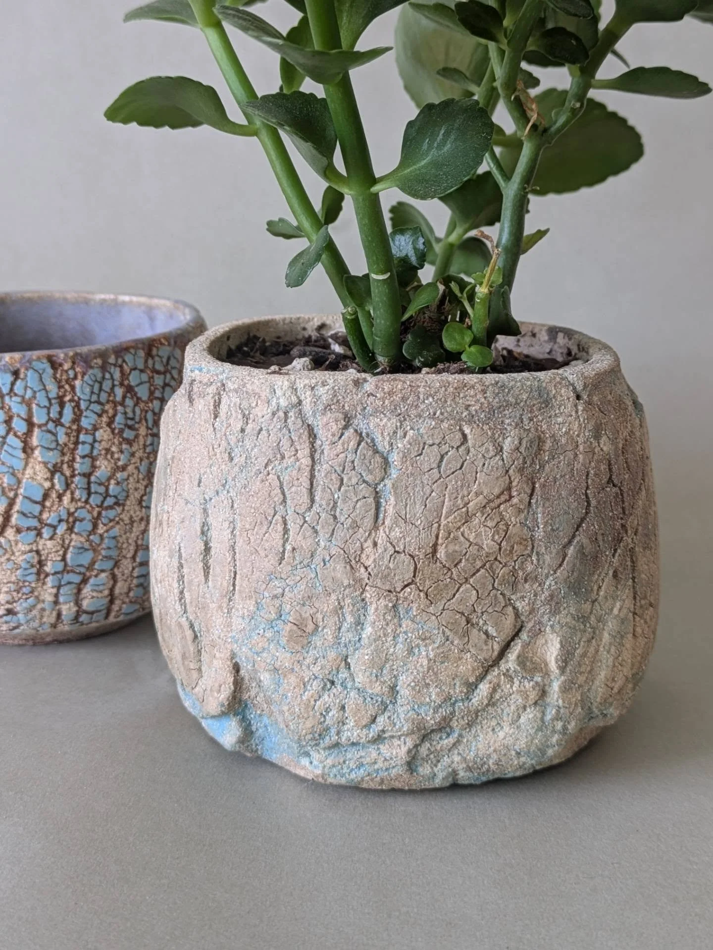 More cracked surfaces with sodium silicate, mug and planter. I don't much care for porcelain but it works well as slip cracked exterior (the mug)
#pottery #ceramics #handmade
