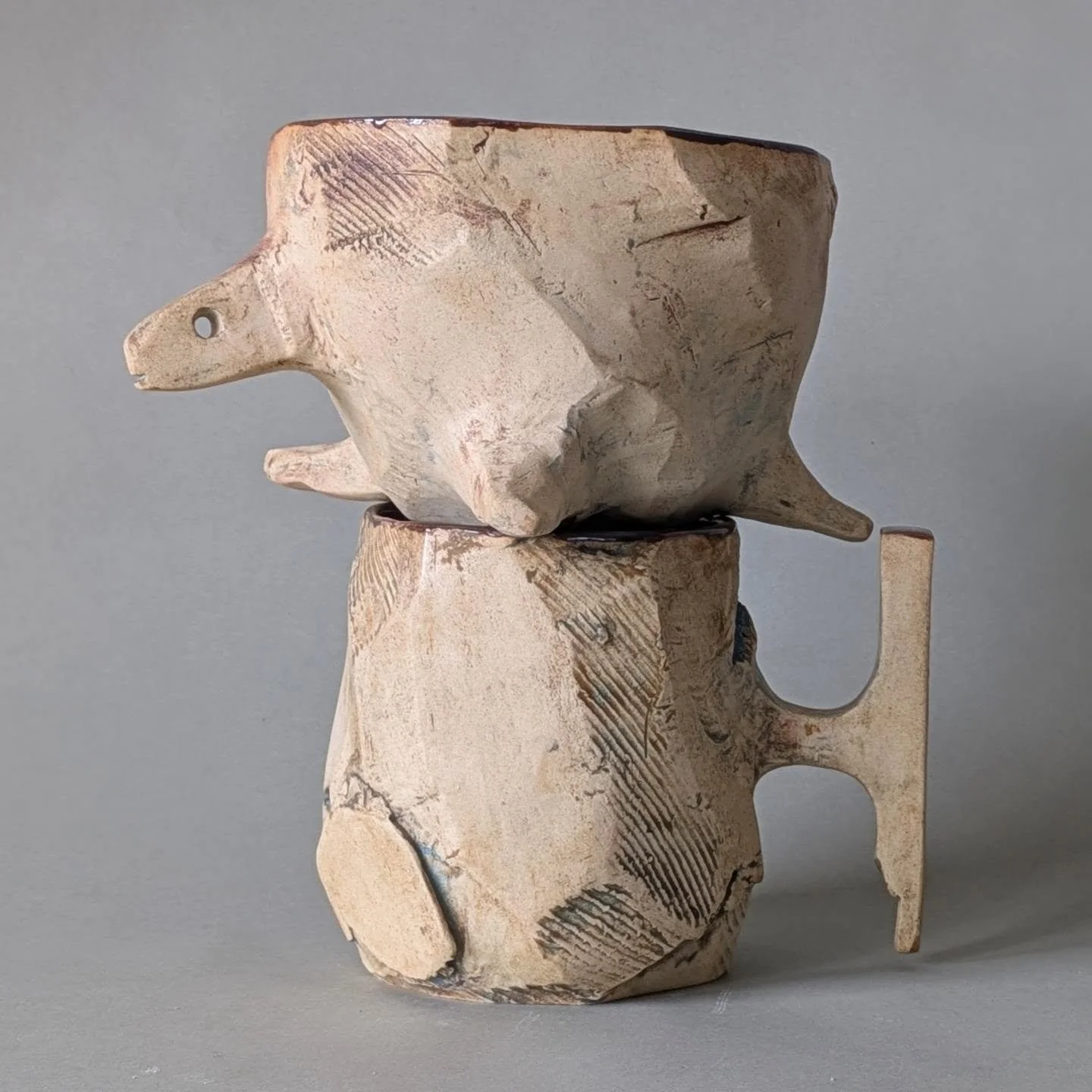 Kuriniki (carving and hollowing out) mugs and pour over coffee filter ☕
...
#coffee #cofeetime #cafe #ceramics #kuriniki