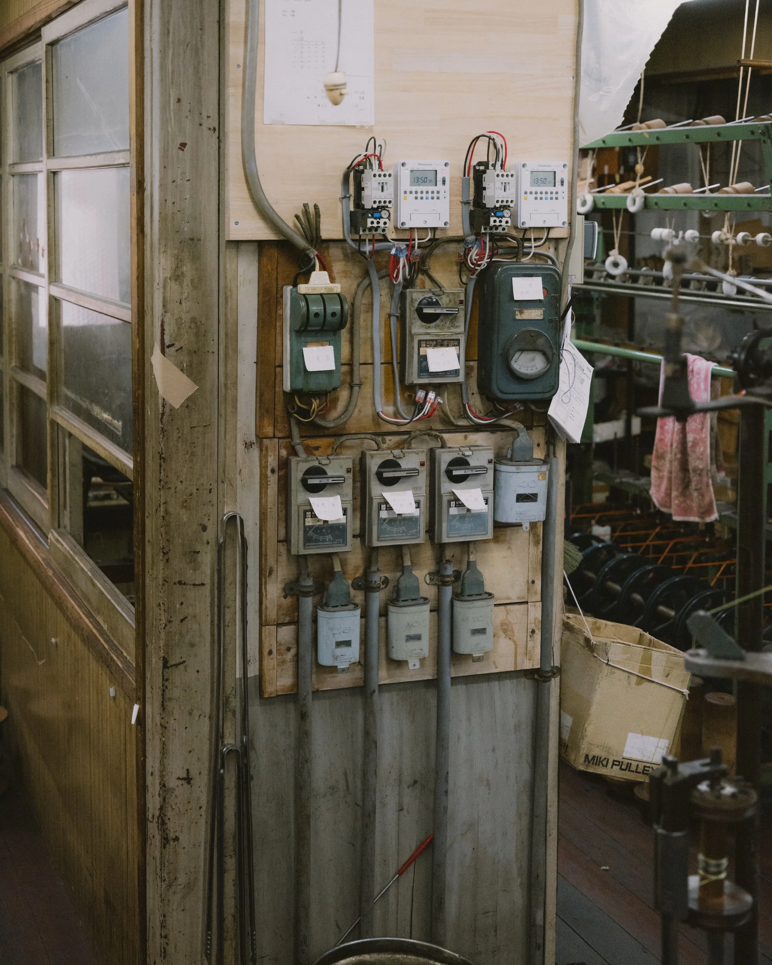 工場や倉庫内に設置された電気メーターと配電パネルのクローズアップ画像。